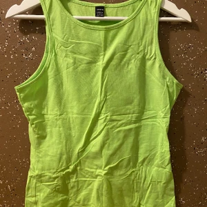Linne - Ett  oanvänt limegrönt linne från Shein. Slim passform som inte är croppad.