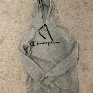 Champion hoodie - Hej! Säljer denna hoodie pga ingen användning, kom privat för mer info! 🤍💕 frakt tillkommer!