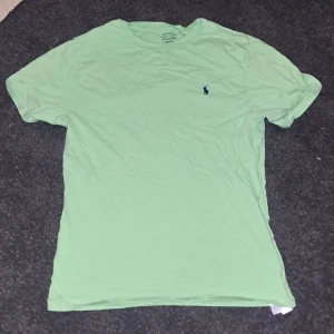 Ralph lauren t-shirt - Hej säljer denna ralph lauren T-shirts pga att jag inte använder den. Den har inga defekter.  Den är i storlek 14-16 år ochboassar 170-175  Ny pris: 500kr Mitt pris: 100kr  