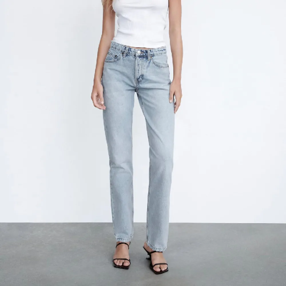 Knappt använda mid rize jeans med raka ben från Zara! Sparsamt använda, byxorna har inga defekter💕. Jeans & Byxor.