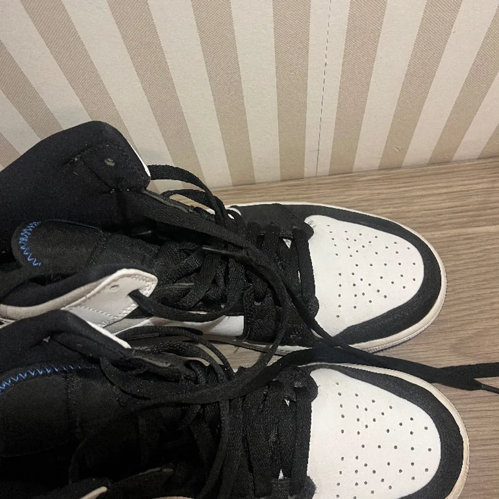 Nike Air Jordan 1 Mid SE 'Royal Black Toe. Använt fåtal gånger & är som nya. Inköpta för 2400 kr på GOAT:s hemsida. 💙. Skor.