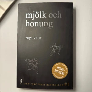 Dikt bok - Populär dikt bok ”milk and honey” översatt på svenska skriven av Rupi Kaur. Super söt bok full med fina dikter 💗💗🥰(Texten i boken är ej dålig som på bild, det är pga att jag har printscreenat. Kan skicka bild i pm) 