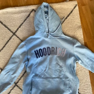 Hoodrich hoodie  - Hoodrich hoodie i bra skick, förutom att mina katter tuggat på snörena (se bild)
