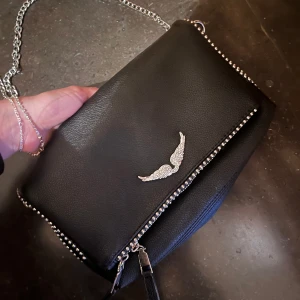 Zadig väska - Säljer denna Zadig liknande väska som är i helt nytt skick. Kommer med en längre och en kortare kedja. Inte äkta som sagt.