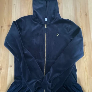 Zip up  - Jättegullig blå zip up från Lindex . Det är barnstorlek 158/164 men passar även S/Xs💗 Skriv privat för fler bilder ☺️