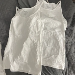 Linnen - S, tränings linnen, bra skick, två styckna, fina, säljs pga att jag inte använder dom och dom är rätt stora för mig, tvättas innan du får dom ❤️