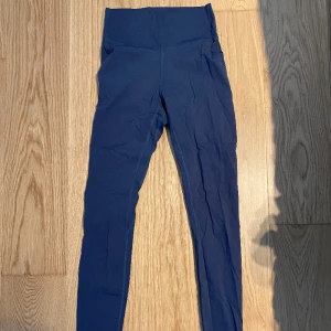 Träningstights ICIW - Grå/svarta träningstights från Icaniwill i storlek S, passar även som XS. Använda ett fåtal gånger.