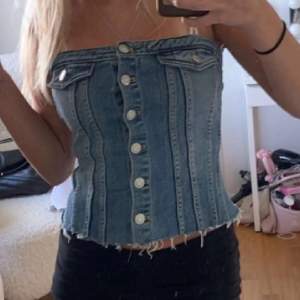 Säljer denna superfina jeans topp från zara i storlek s. Använd endast en gång. (Lånade bilder) skriv gärna för fler frågor ❤️