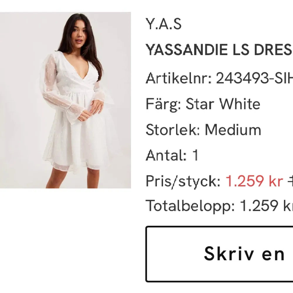 Hej! Jag säljer nu min fina studentklänning. Den användes 1 gång i juni. Innan köp så kommer den kemtvättas då den är så gott som ny 🥰  Inköpt för 1259kr och säljer för 1000kr (inklusive kemtvätt) Storleken är medium och jag är ca 164cm lång för referens.. Klänningar.