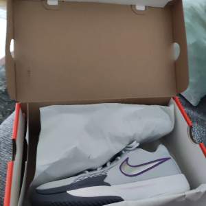 Nike Basket/Handboll/Volleyboll skor i storlek 42.5 Helt oanvända och i orginal box. Sälja pga för stora i storlek för mig. Kvitto finns