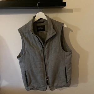 Väst Oscar Jacobson - Väst från Oscar Jacobson i bra skick. Passar bra på mig som är 185 cm lång. 