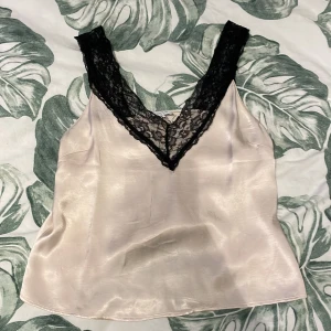 En jätte fin festlig topp ifrån MQ😽😽 - Det är i S och är aldrig använd, så fin. Pris går att diskutera💋💋