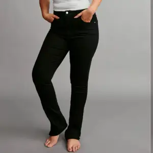Bootcut jeans ifrån Gina tricot i storlek 32, använt en gång, slutsåld på hemsidan, 100kr