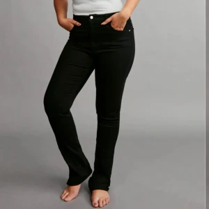 Bootcut jeans - Bootcut jeans ifrån Gina tricot i storlek 32, använt en gång, slutsåld på hemsidan, 100kr