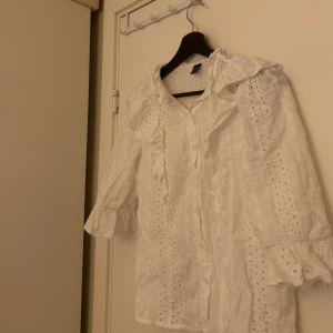 Vit blus - En vit blus. Passar som en Xs/s.