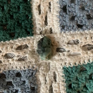 smaragdhänge - Ett hänge med en äkta smaragd som jag köpte i en kristallbutik för något år sedan. Man kan få det gratis om man köper något annat från mig också!