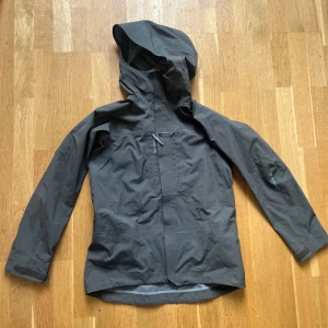 Houdini skidjacka - Säljer denna gröna skaljacka från Houdini. Färgen är finns inte längre i sortimentet. Storlek S   Nypris 5500kr