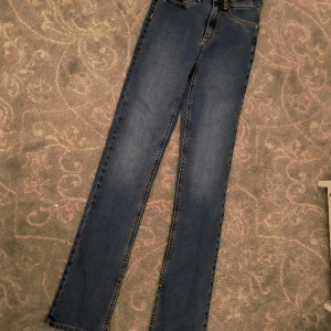 Jeans - Inte använda någon gång så skicket är 10/10 om dur intresserad kan vi även sänka priset. ☺️👖