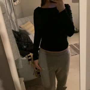 Tajt tröja - Denna tröja är lite öppen vid ryggen och sitter tajt använde få gånger men är i bra skick💗 pris kan diskuteras 