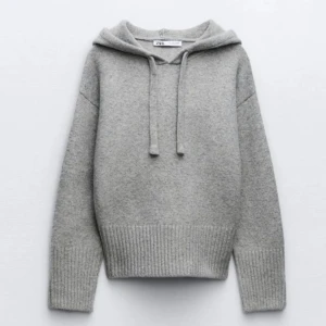 Stickad hoodie zara - Jätte fin stickad hoodie från zara! Endast andvänd ca 2 gånger,  orginalpris ca 500 kr😇 TRYCK INTE PÅ KÖP NU DÅ JAG ÄR UTOMLANDS FRAM TILLS 5 AUGUSTI 