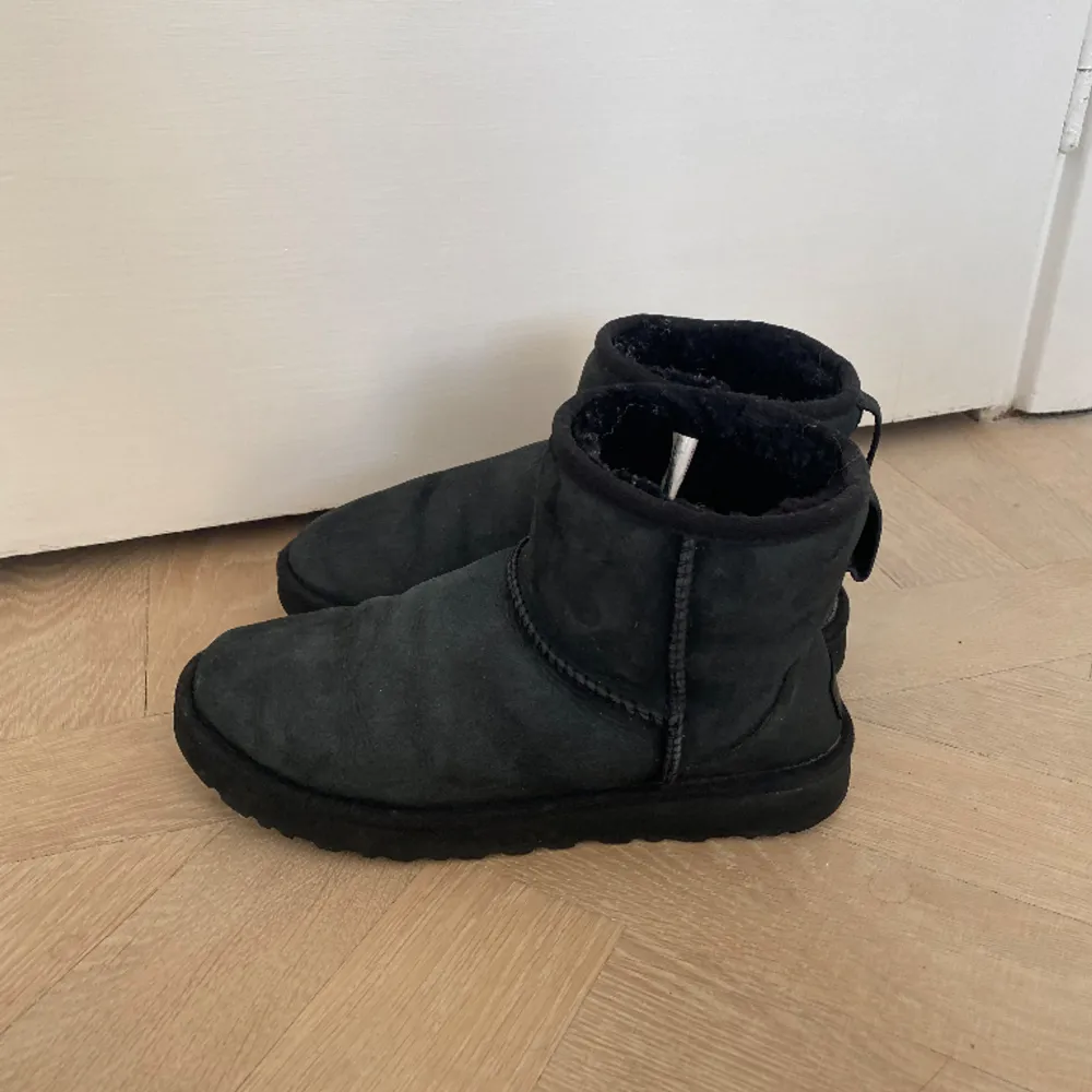  Säljer mina uggs som köptes förra året (2023). Dom är i bra skick. St:39 ny pris 2000 säljer för 600💗. Skor.