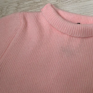 Stickad tröja  - Supergullig ljusrosa stickad T-shirt från Mango. Storlek M men passar S/M. Stretchigt & jättemjukt material. Köpt second hand men aldrig använd av mig. 