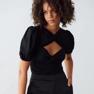 Gina Tricot topp - Säljer den populära isa toppen från Gina, storlek xs, säljer då den är för liten för mig 💕💕