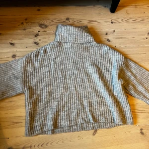 Stickad polotröja - Från Gina Tricot strl XS❤️