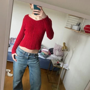 Röd stickad tröja - Super fin röd stickad tröja. Skulle uppskatta storlek M