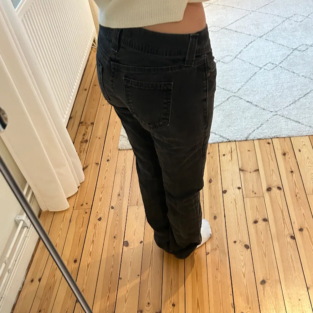 Snygga svarta lågmidjade jeans! Innerbenslängden är 81 cm och midjemåttet är 40 cm rakt över. Hör av dig vid intresse eller frågor!💓 Se profil för fler snygga jeans. Jeans & Byxor.