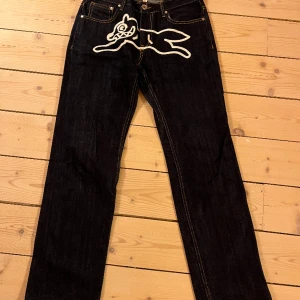 Billionare Boys Club Bape Dog Jeans Ice Cream - Skitsnygga Mycket bra fit loose pants Bra print  Cool raw wash denim färg Inte äkta