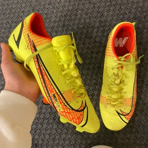 Fotbollsskor mercurials  - inga skador använda 1 säsong  fint skick  priset är inte ristat i sten 