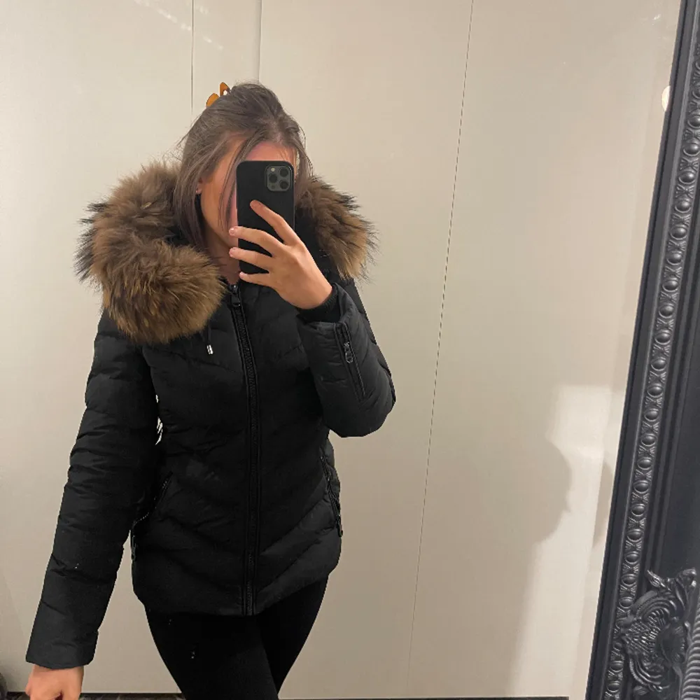 Jacka köpt från hollies, strl 36/38, den är som ny, pälsen är äkta, köptes för 4000kr. Takit.