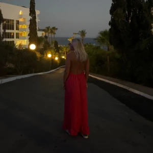 Långklänning - Supersnygg långklänning med öppen rygg från ASOS i storlek S/36. Säljs då den enbart är använd 1 gång. 💕