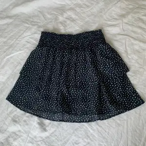 Urgullig kjol från ONLY i fint skick, inga defekter och jättefin till sommaren! Mörkblå färg med vita prickar❤️
