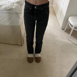 Säljer mina straight jeans med medelhög midja från Zara dö de är lite för små för mig Sparsamt använda 