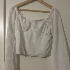 Fin chiffongblus - Säljer min fina vita chiffongblus. Den är perfekt till vår/sommar ☀️