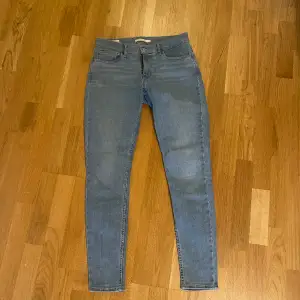 Säljer mina ljusblåa jeans från Levi's pga de är för små för mig. De är av modellen 710 superskinny och i storlek W30. Jeansen är i mycket bra skick🌸 hör av dig om du är intresserad!