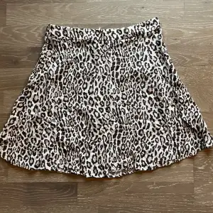 Leopard printad kort kjol med vit dragkedja på baksidan. Ordinarie pris 299kr. Använt fåtal gånger. 