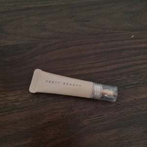 Fenty bright fix - Peach - Undereye corrector. För mörk för mig, använd vid 2 tillfällen. Köpt på sephora.