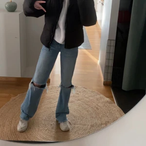 blåa jeans - säljer dem absolut mest perfekta blåa mid waist jeansen som tyvärr inte finns kvar att köpa längre, köptes på pull and bear för några år sedan men är fortfarande i jättebra kvalité 👌🏽👌🏽