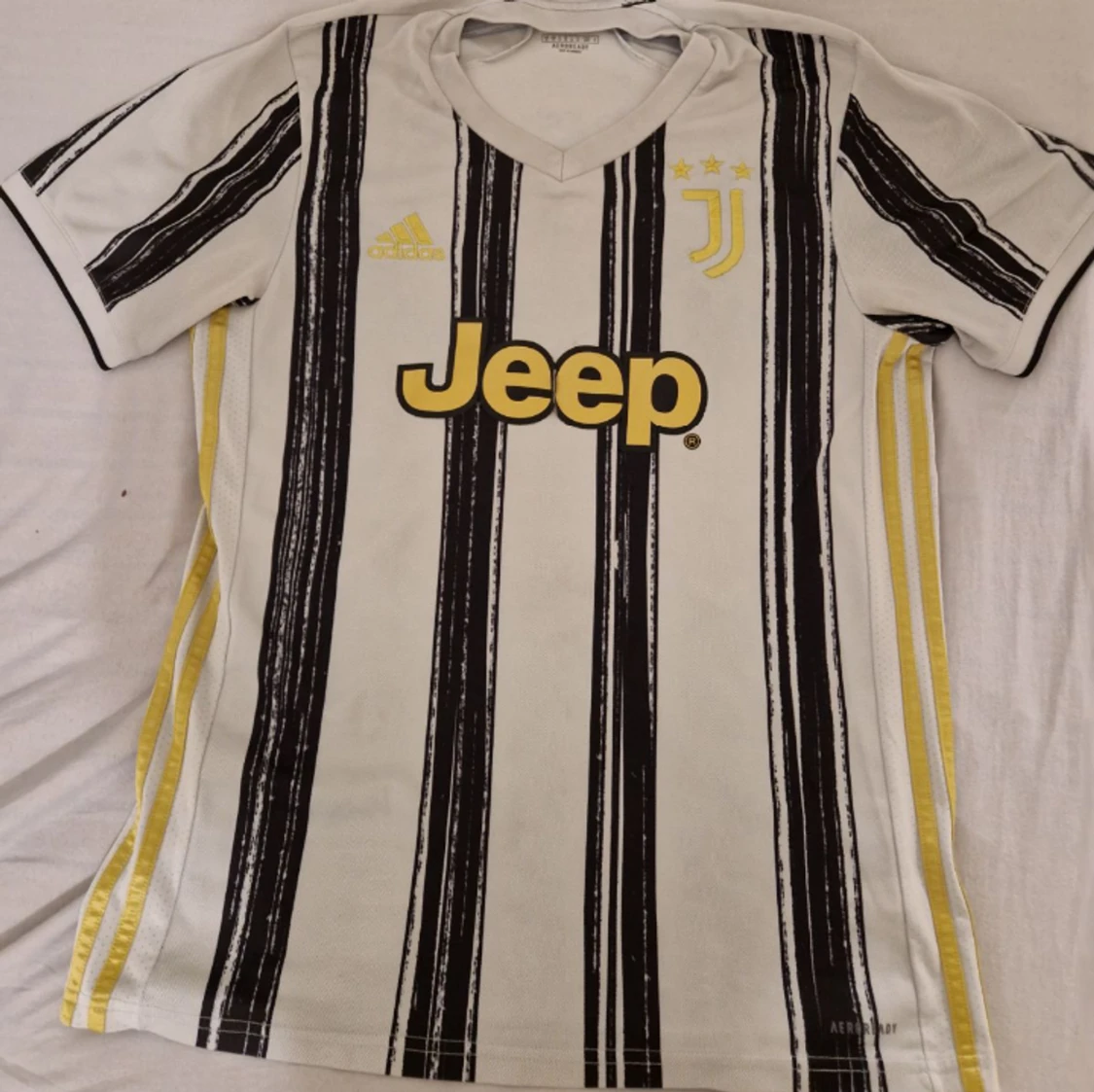 Juventus t shirt med storleken M för bara 250kr