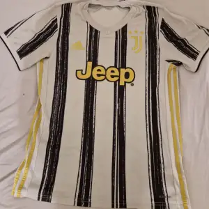 Riktigt Juventus t shirt rakt från adidas store. Dene är 3-4 gånger andvända men lika fin som ny. För bara 250kr kan du få finast,bäst o sexigaste t shirt i spelet.