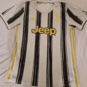 Juventus t shirt med storleken M för bara 250kr - Riktigt Juventus t shirt rakt från adidas store. Dene är 3-4 gånger andvända men lika fin som ny. För bara 250kr kan du få finast,bäst o sexigaste t shirt i spelet.