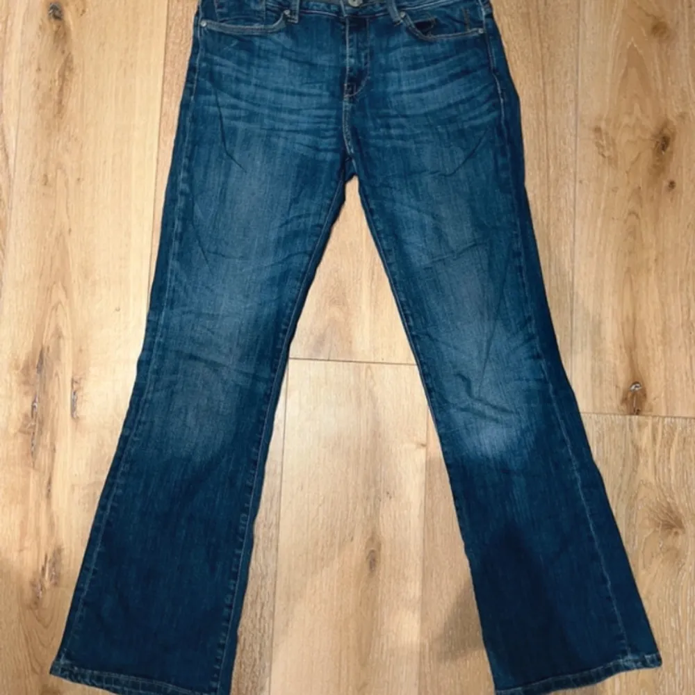 Super snygga lågmidjade jeans 🩵 Passar mig som 36 / s / w29 men lite kort för min smak fast är 174 . Jeans & Byxor.