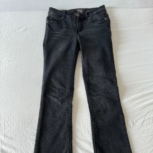 Svarta Jeans - Skit snygga jeans! Säljer p.g.a att dem ej kommer till användning