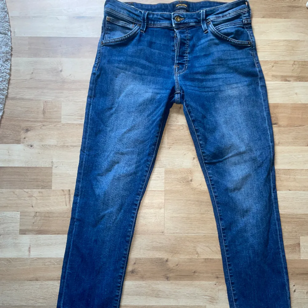 Säljer nu ett par rkt snygga och stilrena jeans ifrån Jack & Jones. Modellen är slim och det är riktigt bra passform. Storleken är 34/32 och vårt pris är 199kr men det går att diskutera vid snabb affär. Jeans & Byxor.
