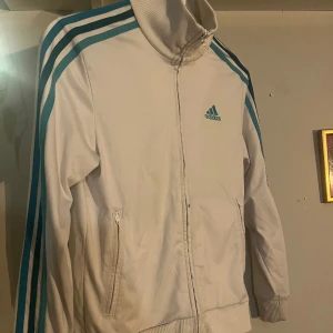 Adidas tracksuit tröja - Cool adidas originals tröja barnstrl L, motsvarar xs-s i vuxen. En liten svart fläck vid dragkedjan utöver det i bra skick. 