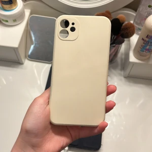 Beige mobilskal - Säljer mitt jätte fina beigea mobilskal som aldrig har kommit till användning!