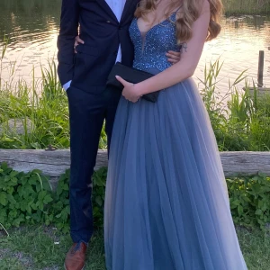 Balklänning - Min finaste balklänning💙 Använd en gång och gjorde hela min dag/kväll. Jag hoppas den kan göra det samma för nån annan🌸 Storleken varierar pga snörningen i ryggen som går att spänna mkt & lite. Nypris 3780kr🌸